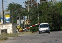 Οδηγός λεωφορείου αγνόησε τις κατεβασμένες μπάρες σε σιδηροδρομική διάβαση και τις πήρε… παραμάζωμα