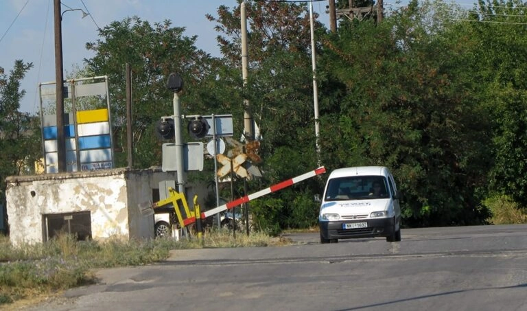 Οδηγός λεωφορείου αγνόησε τις κατεβασμένες μπάρες σε σιδηροδρομική διάβαση και τις πήρε… παραμάζωμα
