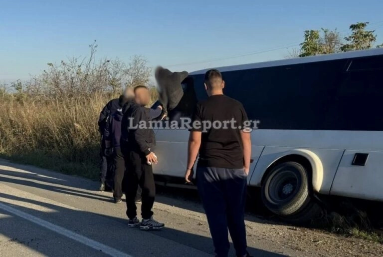 Σχολικό λεωφορείο έπεσε σε χαντάκι στη Λαμία