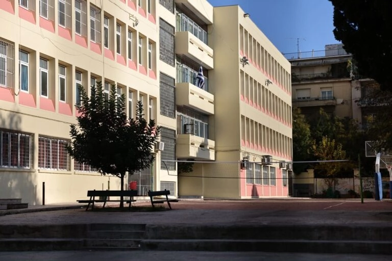 “Πήγε να τη βιάσει ένας Άραβας και από τότε κουβάλαγε μαχαίρι”, λέει ο πατέρας της 16χρονης που επιτέθηκε σε μαθήτρια