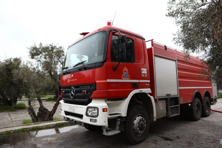 Άνδρας ανασύρθηκε χωρίς τις αισθήσεις του από φλεγόμενο διαμέρισμα