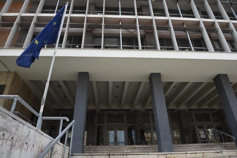 Συνελήφθη 41χρονη με φυσίγγια στα δικαστήρια