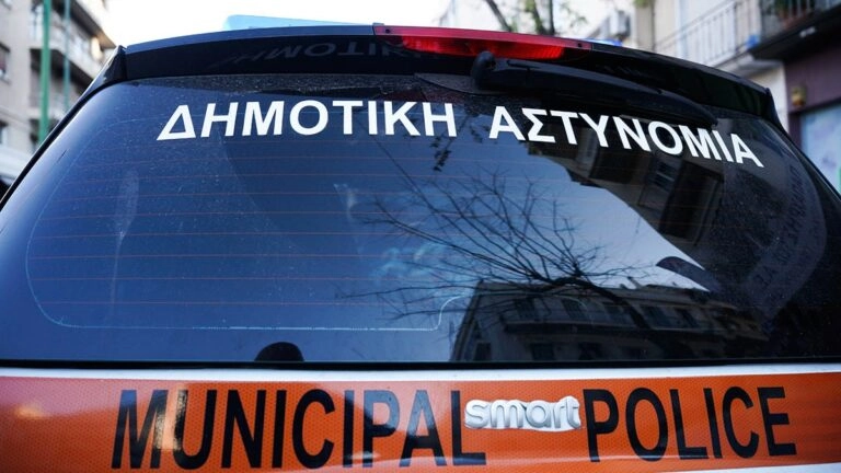 Δήμος Αθηναίων: Από τη Δευτέρα (22/12) η επιστροφή πινακίδων ενόψει Χριστουγέννων