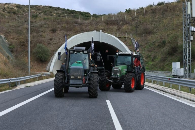Οι αγρότες έκλεισαν τις σήραγγες στα Τέμπη για τα φορτηγά, η αστυνομία απαγόρευσε για λόγους ασφαλείας και τη διέλευση των ΙΧ