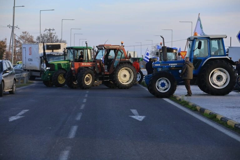 Διακοπή της κυκλοφορίας στην ΠΑΘΕ από τον Πλατύκαμπο έως τον Πλαταμώνα λόγω των αγροτικών μπλόκων