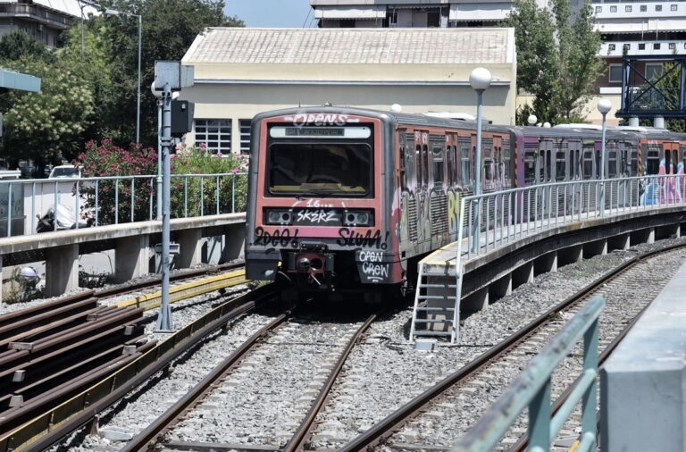 Χωρίς τις αισθήσεις του ανασύρθηκε 25χρονος που έπεσε στις ράγες του σταθμού ΗΣΑΠ στα Κάτω Πατήσια