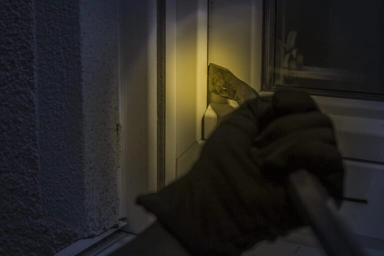 Μπούκαραν σε δύο σπίτια στη Δράμα μέσα σε μια μέρα και τα ξάφρισαν
