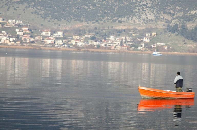 Συναγερμός για 54χρονη που έπεσε στη λίμνη