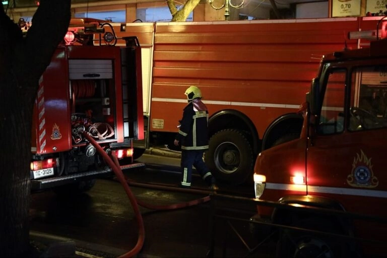 Κάηκαν δύο ΙΧ και τρεις μηχανές έξω από κτήριο στο Γαλάτσι