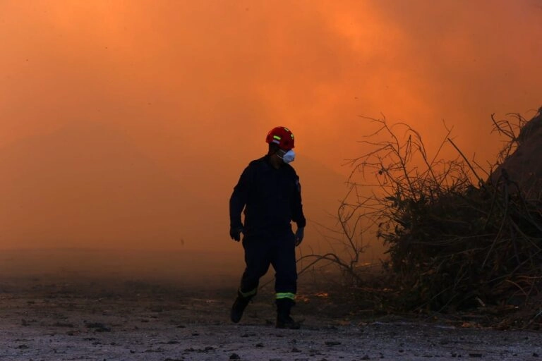 Έσβησε η φωτιά σε απορρίμματα στη Μίκρα