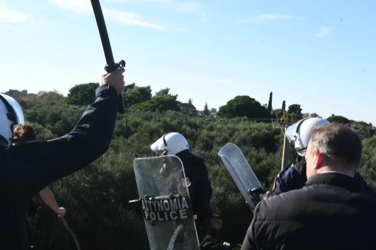 Ένταση και χημικά στην Πάτρα: Μπλόκο της ΕΛΑΣ στους αγρότες πριν τη γέφυρα Ρίου – Αντιρρίου