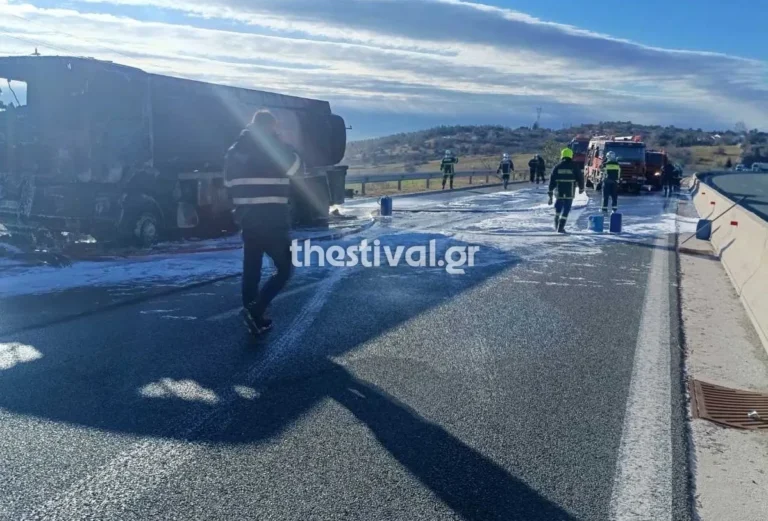 Θεσσαλονίκη: Κάηκε ολοσχερώς το βυτιοφόρο που πήρε φωτιά έξω από τον Λαγκαδά