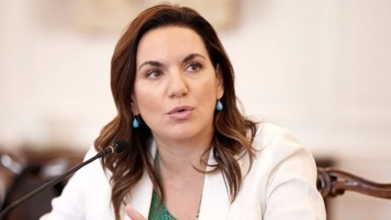 Τέλειωσε το υπουργικό, κατ’ ιδίαν συνομιλία του πρωθυπουργού με την Όλγα Κεφαλογιάννη