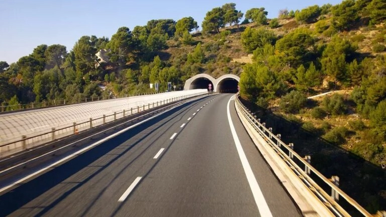 Κίνα: Σε κυκλοφορία ο μεγαλύτερος αυτοκινητόδρομος-σήραγγα στον κόσμο