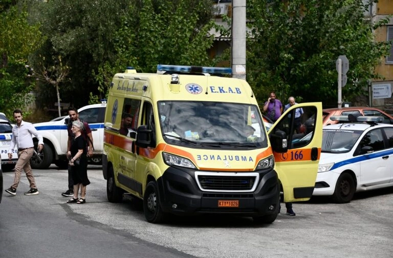 Αυτοκίνητο παρέσυρε και εκσφενδόνισε μηχανάκι στην Πάτρα, δύο τραυματίες