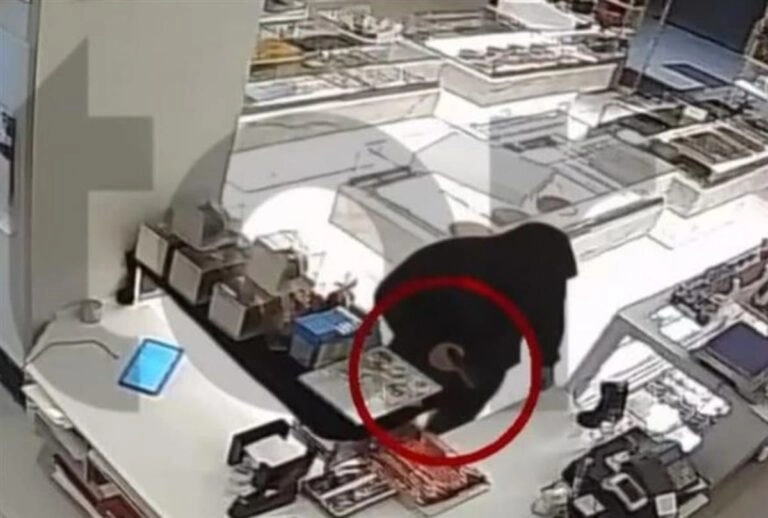 Ένοπλη ληστεία στη Νίκαια: Μπήκε σε ζαχαροπλαστείο απειλώντας την υπάλληλο κι άρπαξε το ταμείο