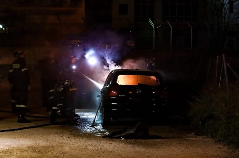 Ημαθία: Στις φλόγες αυτοκίνητο κοντά στα διόδια Κλειδιού