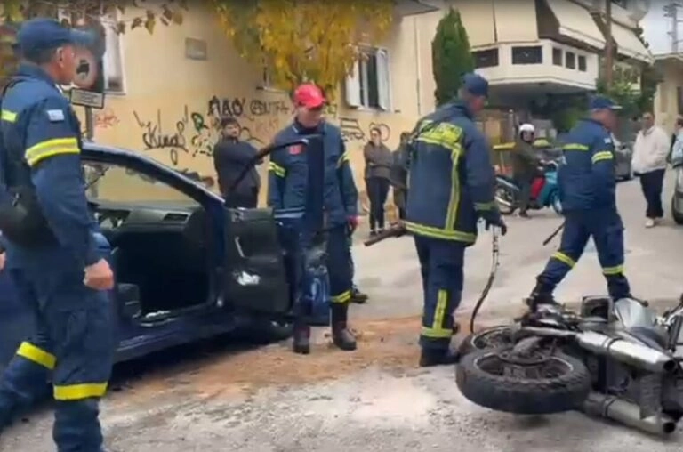 Μηχανή συγκρούστηκε με αυτοκίνητο, δείτε βίντεο
