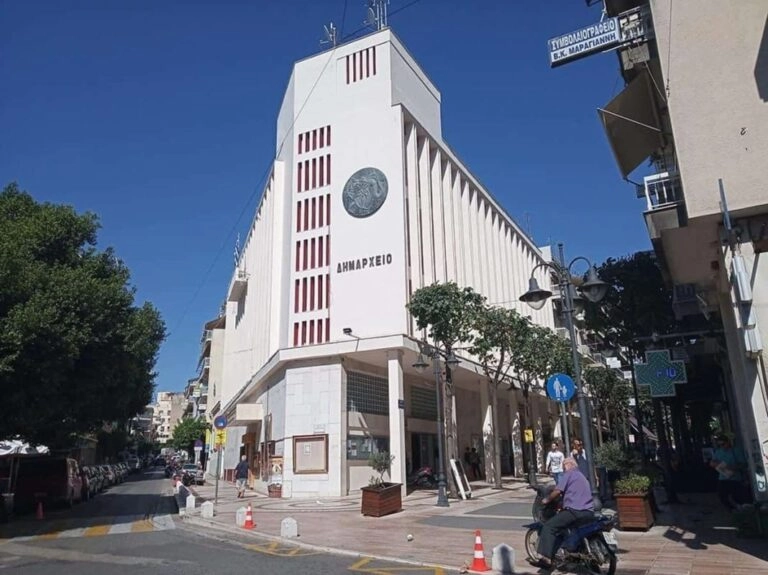Άνδρας εισέβαλε στο δημαρχείο, επιτέθηκε στον δήμαρχο και δάγκωσε υπάλληλο