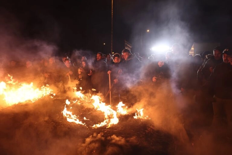 Άνοιξε ο δρόμος στη Θήβα μετά την ένταση στο αγροτικό μπλόκο, κατόπιν συμφωνίας με την αστυνομία