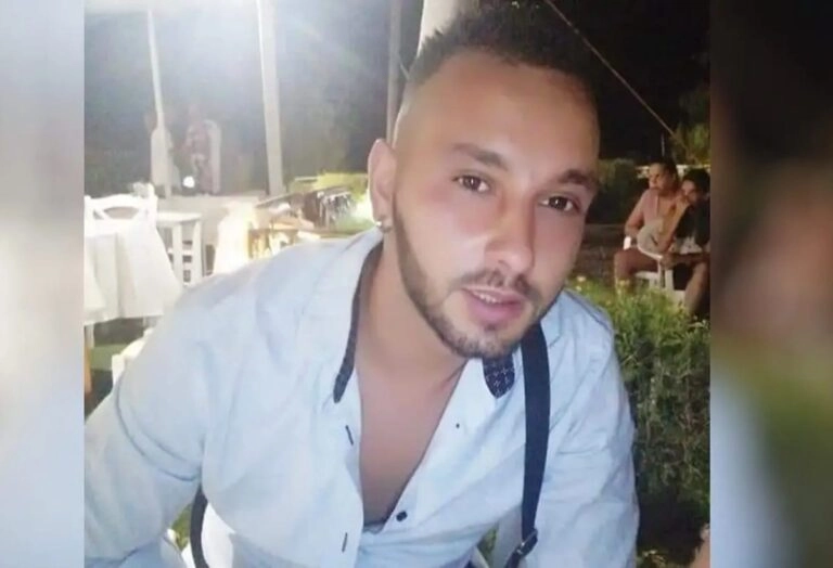 Τον χτυπούν με μανία με σκαμπό και τον κλωτσούν στο κεφάλι