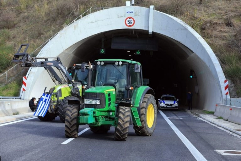 Σχηματίστηκε δικογραφία κατά αγροτών στη Νεμέα που έκλεισαν ξαφνικά την εθνική οδό