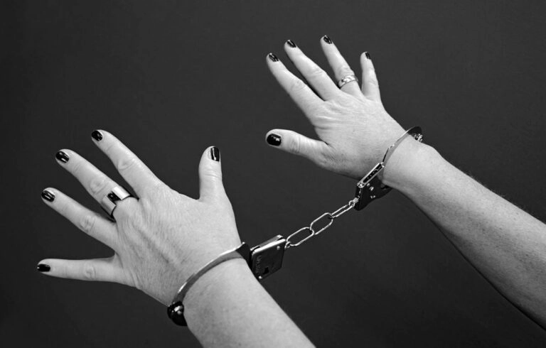 Ξάνθη: Πωλούσε παράνομα στο κατάστημά της δάδες χειρός, βεγγαλικά, καπνογόνα και συνελήφθη