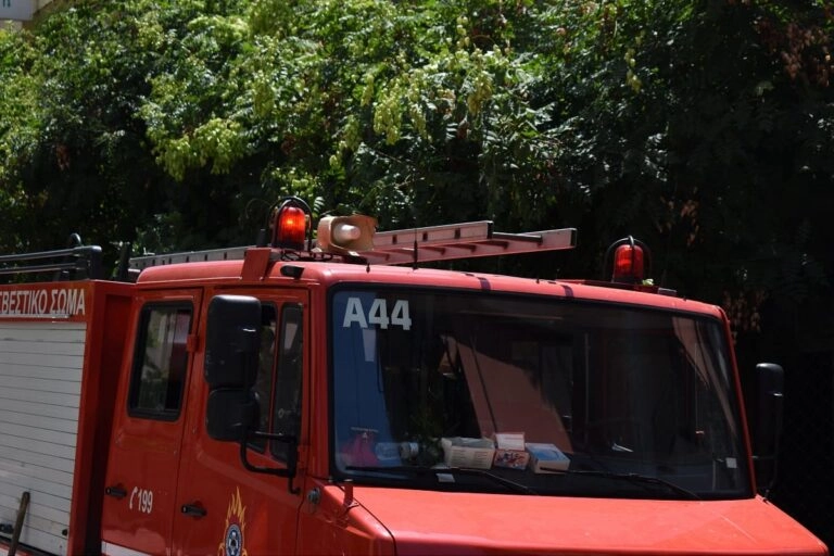 Ηλικιωμένη ανασύρθηκε νεκρή από διαμέρισμα που τυλίχθηκε στις φλόγες