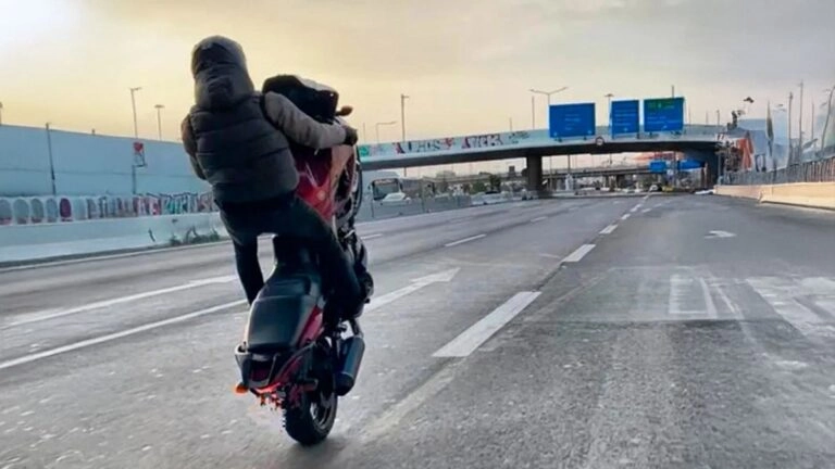 Αθήνα: Σούζες και επικίνδυνοι ελιγμοί για likes στο Instagram (+video)