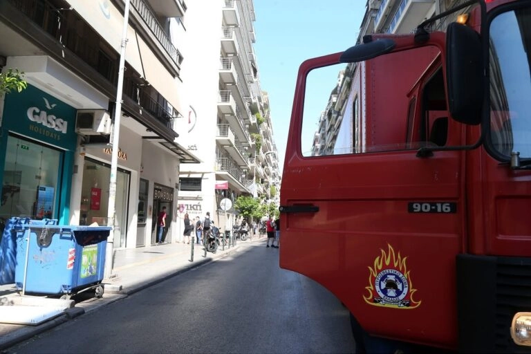 Επιχειρούν ισχυρές δυνάμεις της πυροσβεστικής