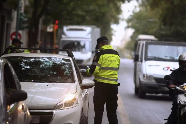 Κιλκίς: Η στιγμή που ο 58χρονος παρέσυρε και τραυμάτισε αστυνομικό επειδή του έκοψε κλήση