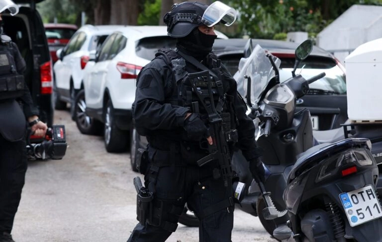 Στα χέρια της ΕΛ.ΑΣ. καταζητούμενος της INTERPOL – Τρεις συλλήψεις σε μεγάλη επιχείρηση του “ελληνικού FBI”