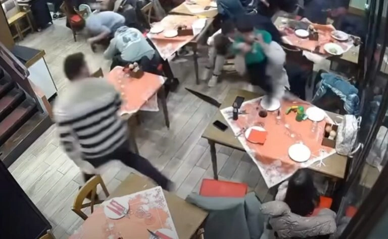 “Έσπασε κομμάτι της τζαμαρίας, οι πελάτες έτρεξαν να κρυφτούν” λέει ο ιδιοκτήτης του εστιατορίου που χτυπήθηκε από ανεμοστρόβιλο