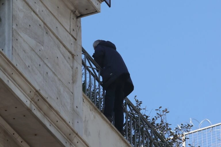 Απομακρύνθηκε ο άνδρας που απειλούσε να πέσει από το κτίριο της πολεοδομίας