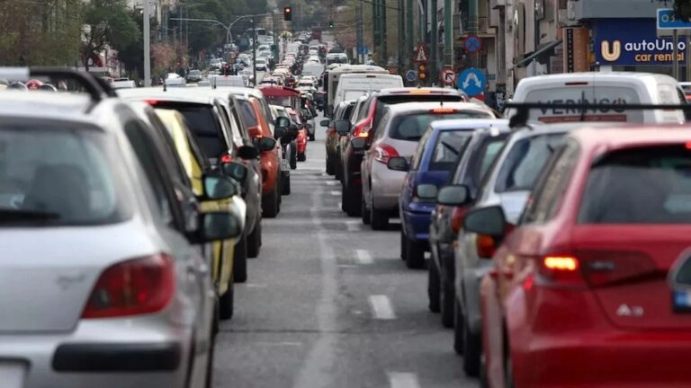 Στα κόκκινα οι δρόμοι της Αττικής, μετά την κακοκαιρία