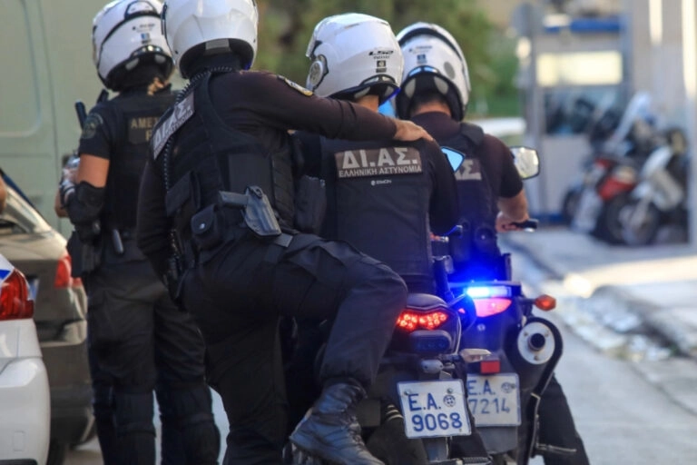 Γλυφάδα: «Το περιμέναμε» λένε οι γείτονες του πατροκτόνου – Είχε φυλακιστεί για τη δολοφονία της μητέρας του