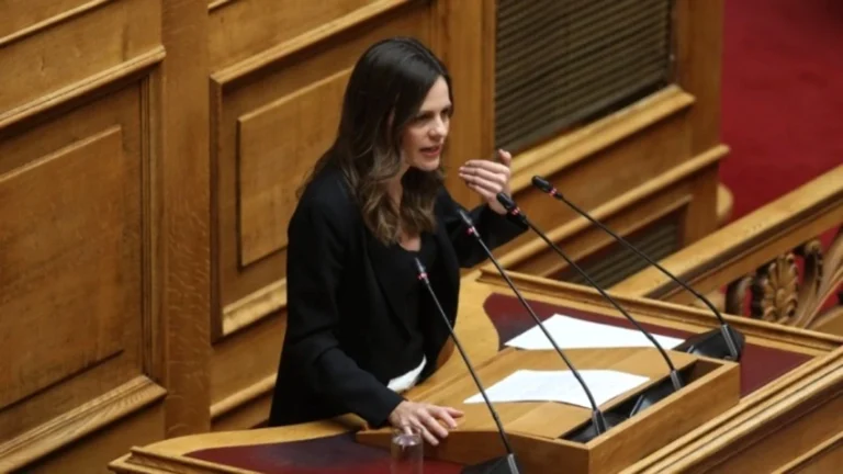Αχτσιόγλου: Συσπείρωση δυνάμεων για να μην δοθεί τρίτη θητεία στην κυβέρνηση Μητσοτάκη