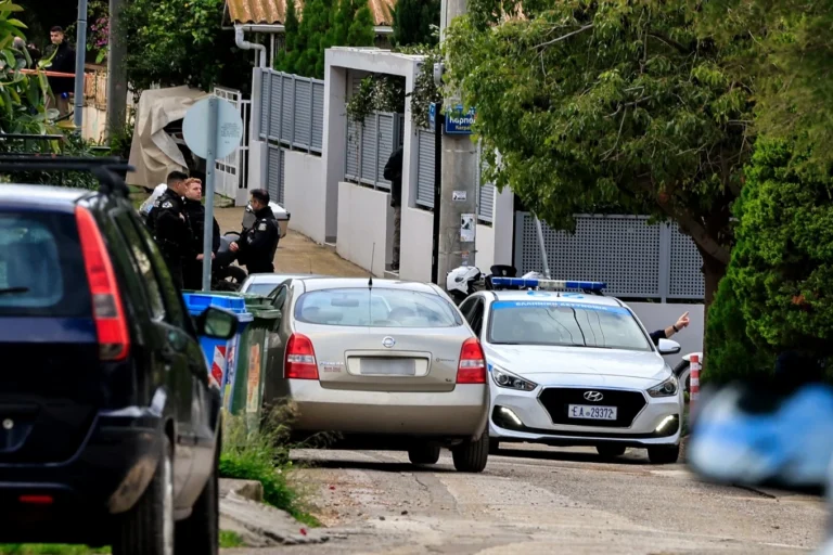 Το 2014 σκότωσε τη μητέρα του, σήμερα τον πατέρα του – «Θα σκοτώσω και τα αδέλφια μου», φώναζε στους αστυνομικούς