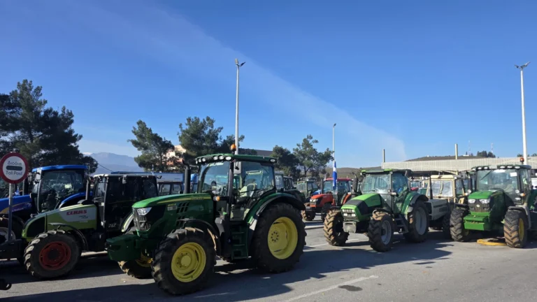 Αγρότες: Τρακτέρ απέκλεισαν την παλαιά εθνική οδό στον Πλατύκαμπο Λάρισας