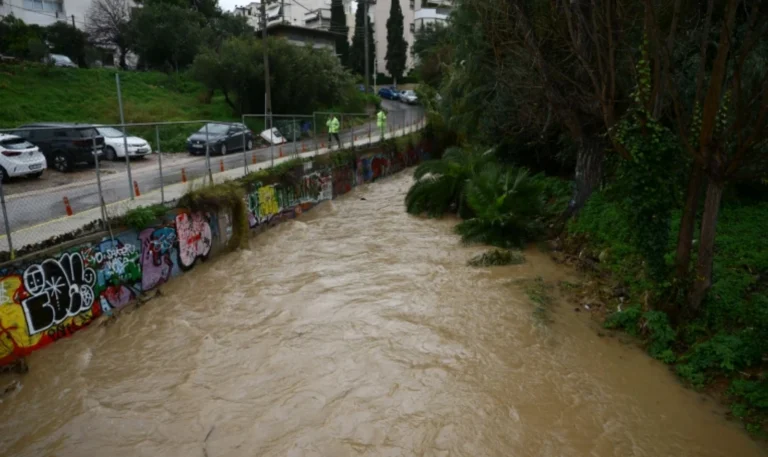 Συναγερμός στον Άγιο Δημήτριο – Εκκενώθηκαν σπίτια κοντά στο ρέμα Πικροδάφνης