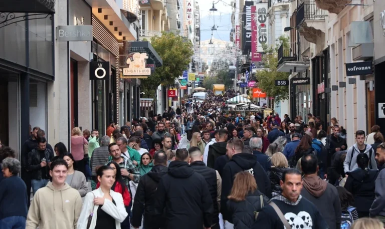 Ανοικτά και σήμερα, δεύτερη Κυριακή των χειμερινών εκπτώσεων, τα εμπορικά καταστήματα