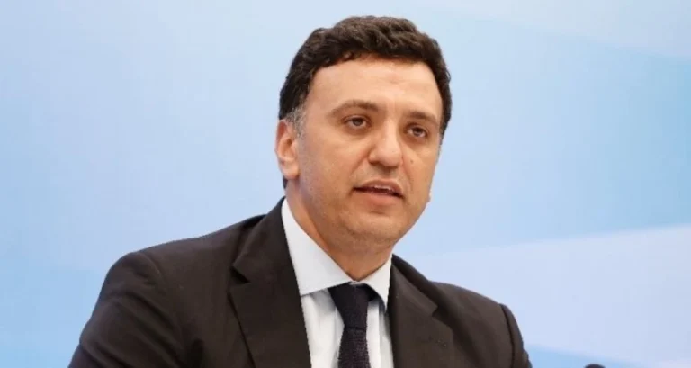 Κικίλιας: «Μας κάνατε υπερήφανους» για το ιστορικό χάλκινο της Εθνικής πόλο