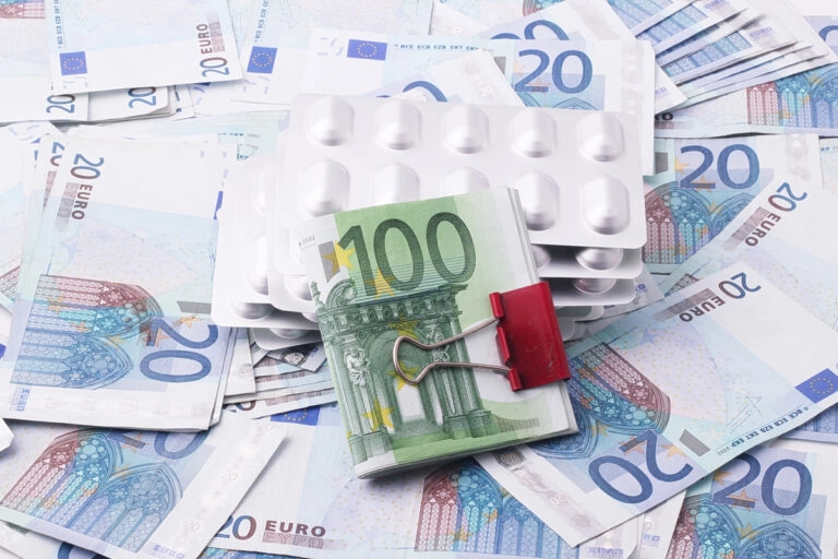 Πρόστιμα και εισαγωγές για ελλείψεις φαρμάκων – Παραγωγή καινοτόμων θεραπειών σε νοσοκομεία