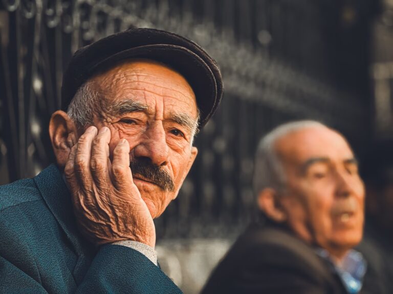 Οι άνθρωποι ζουν περισσότερο, αλλά περνούν πολλά χρόνια με προβλήματα υγείας – Τα στοιχεία για την Ελλάδα
