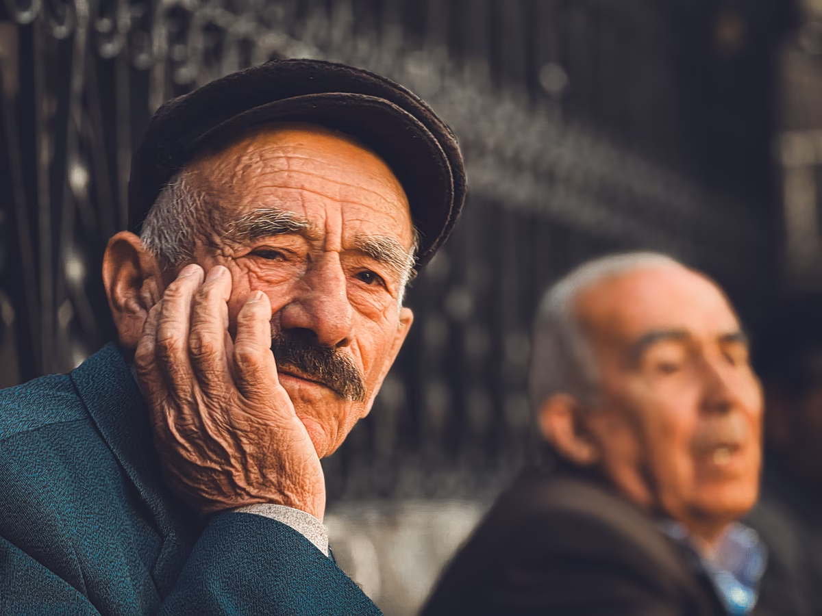 Οι άνθρωποι ζουν περισσότερο, αλλά περνούν πολλά χρόνια με προβλήματα υγείας - Τα στοιχεία για την Ελλάδα