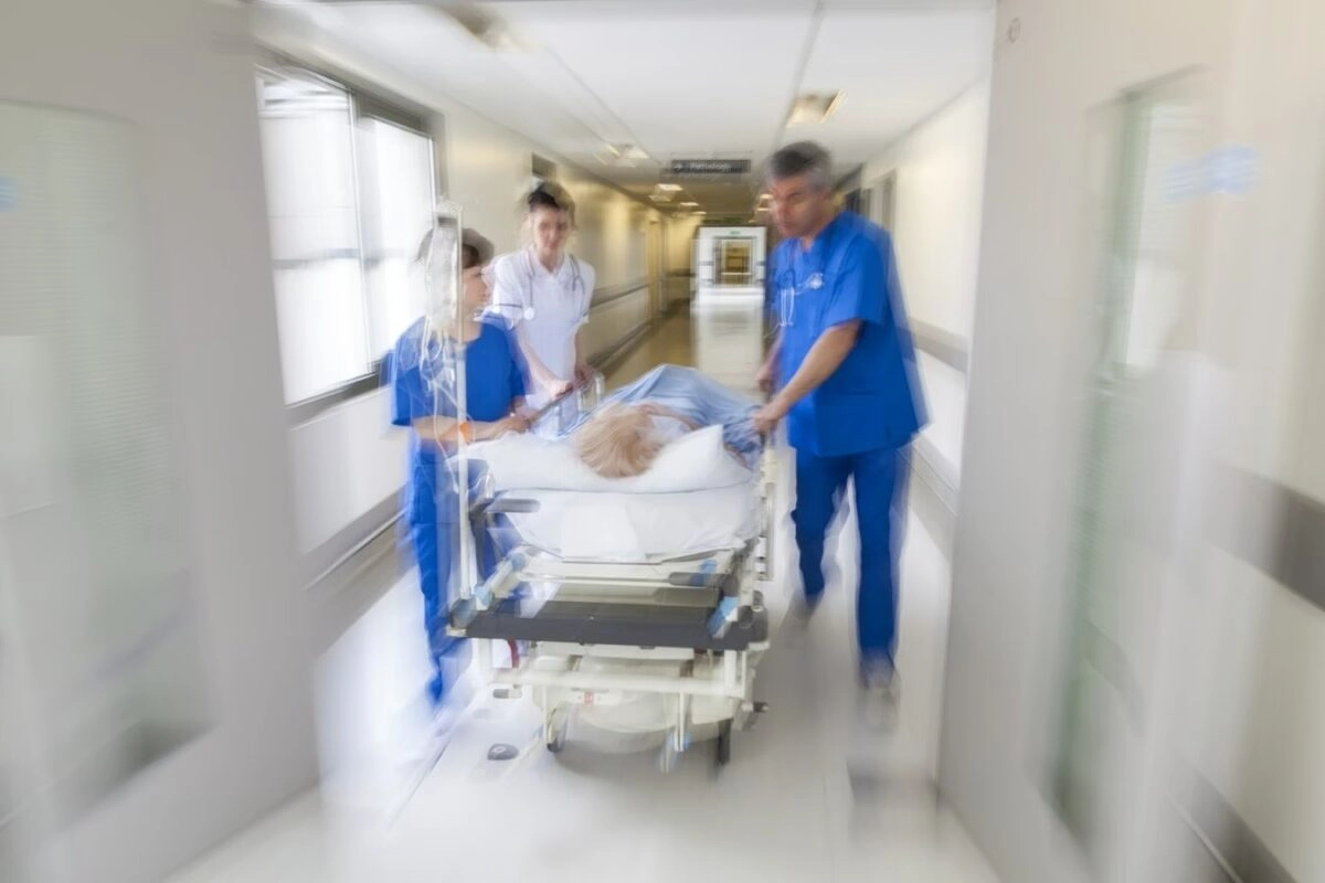 Αναρρωτικές μόνο με χαρτί γιατρού; Ειδικοί καταδικάζουν την πρόταση Μερτς για την παραγωγικότητα