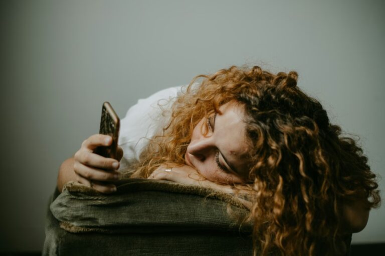 Δρ. TikTok: Γιατί η ψυχική υγεία μεταφέρεται από τα ιατρεία στα μέσα κοινωνικής δικτύωσης