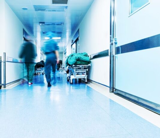 Μειωμένη χρηματοδότηση και περισσότερες αποχωρήσεις από προσλήψεις στο ΕΣΥ