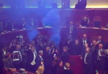 Χάος στη Βουλή της Αλβανίας: Καπνογόνα κατά Ράμα