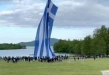 Χίος: Σήκωσαν σημαία 150 τετραγωνικών μέτρων μέσα στην καταιγίδα